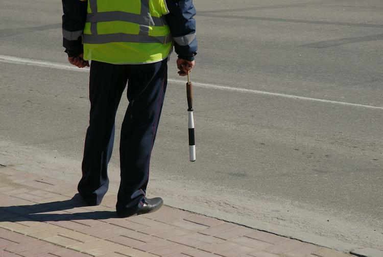 Работник ДПС, позволивший знакомым в Тюмени ездить с фальшивыми номерами, уволен