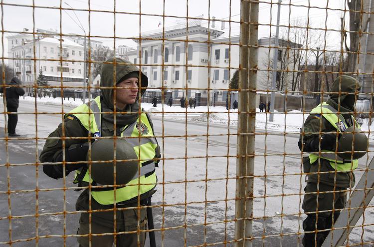 Здание российского генконсульства в Киеве забросали яйцами националисты
