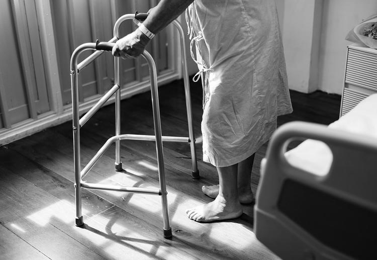 В Покровской больнице пациентов кладут на пол в коридоре из-за нехватки мест