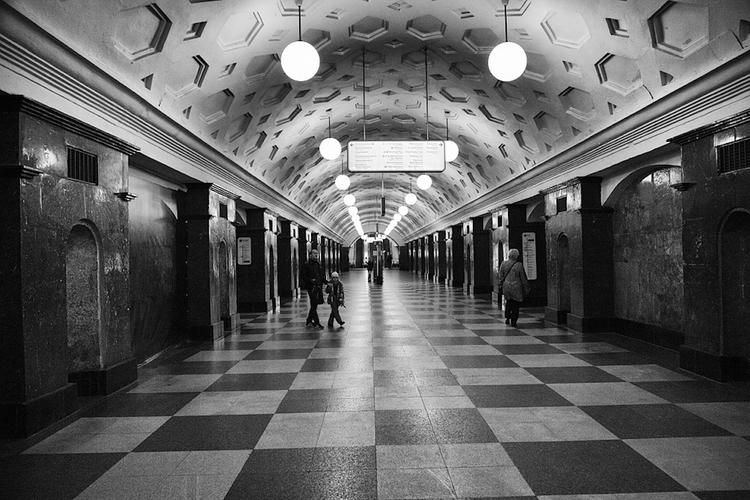 Мужчина ударил ножом сотрудника службы безопасности московского метро и скрылся