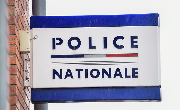 Вооруженный человек захватил заложников в одном из супермаркетов Франции