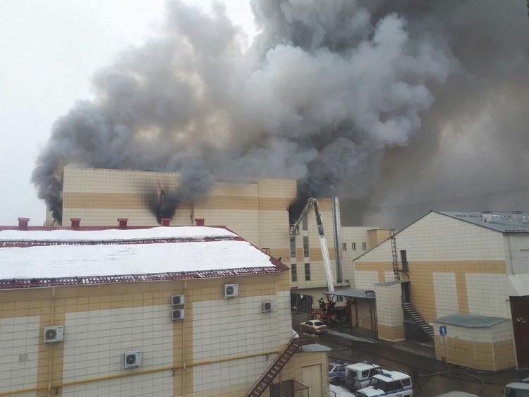 Видео начала пожара в кемеровском торговом центре опубликовано в сети