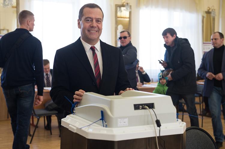 Россияне оценили вероятность отставки Медведева и назвали его возможных сменщиц