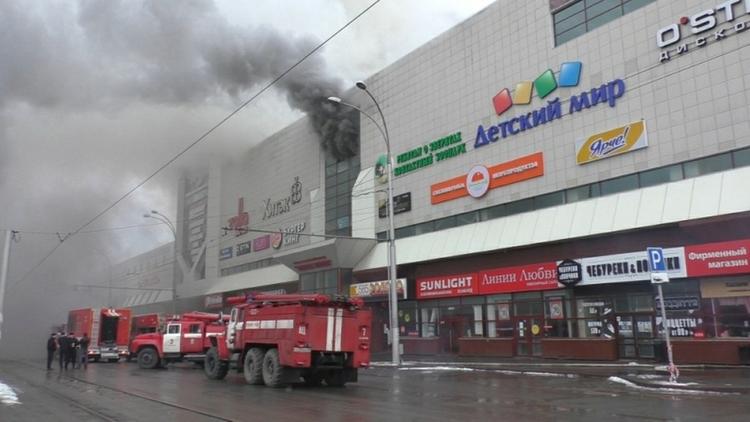 В соцсетях проходит акция #заперто после пожара в ТЦ "Зимняя вишня"