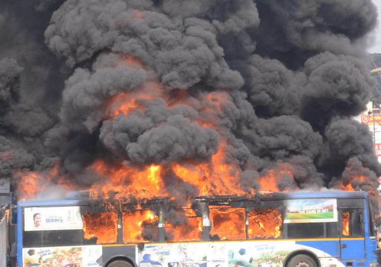В Таиланде на ходу загорелся автобус, погибли 20 человек