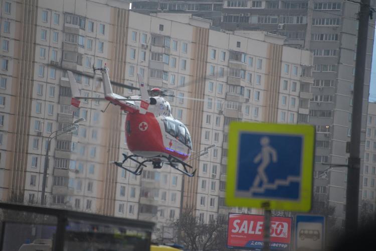 На северо-западе Москвы ребенок выпал из окна, его эвакуирует вертолет