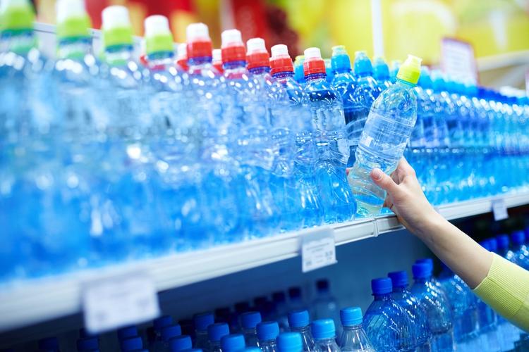 В воде из бутылок известных мировых брендов обнаружены микроволокна пластика