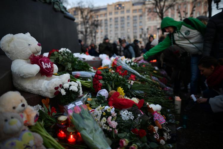 На стихийном мемориале в память о погибших в Кемерове вспыхнул пожар