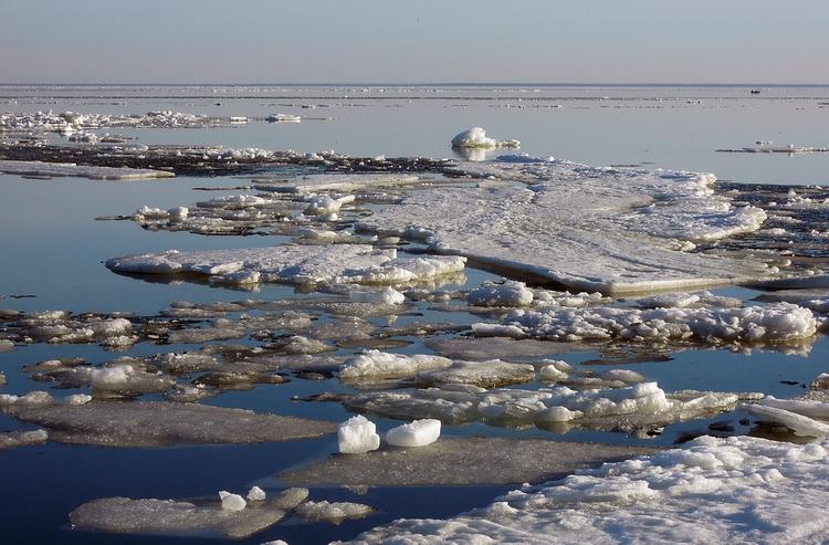 На Сахалине рыбаков спасают с оторвавшейся льдины