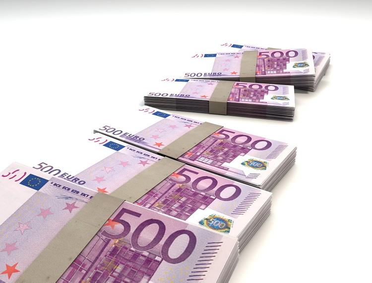 Евро к вечеру пробил отметку в 75 рублей