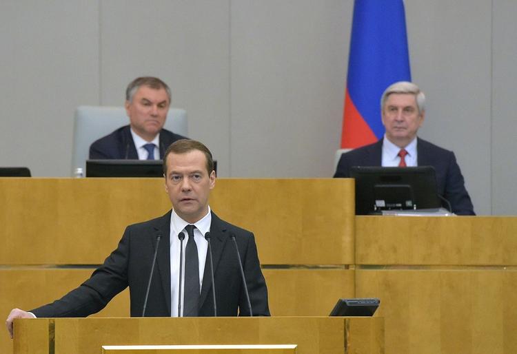 Медведев признался в отсутствии денег на повышение МРОТ