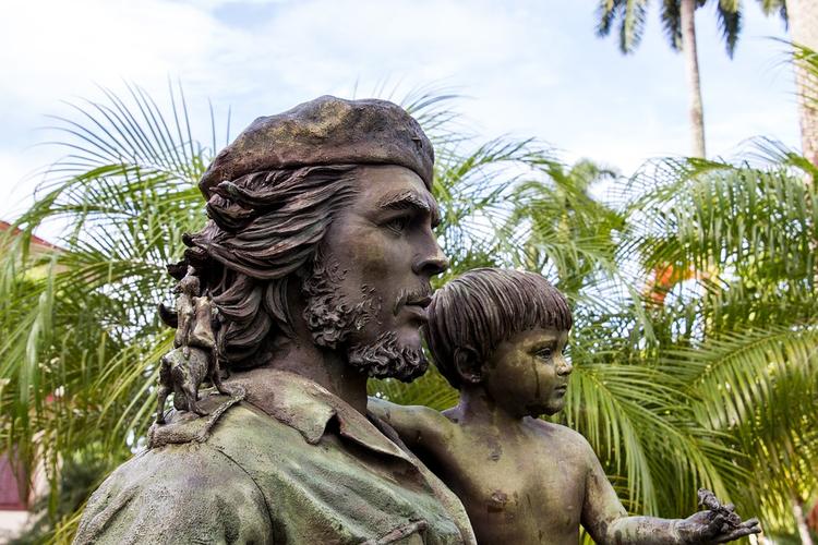Эрнесто Гевара прибыл в Крым на открытие выставки в честь отца