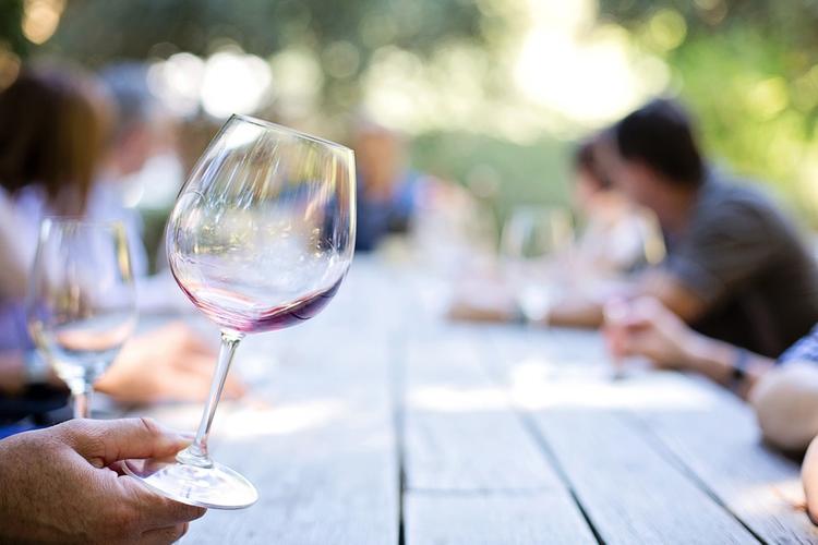 Ученые вычислили, на сколько лет бокал вина сокращает жизнь