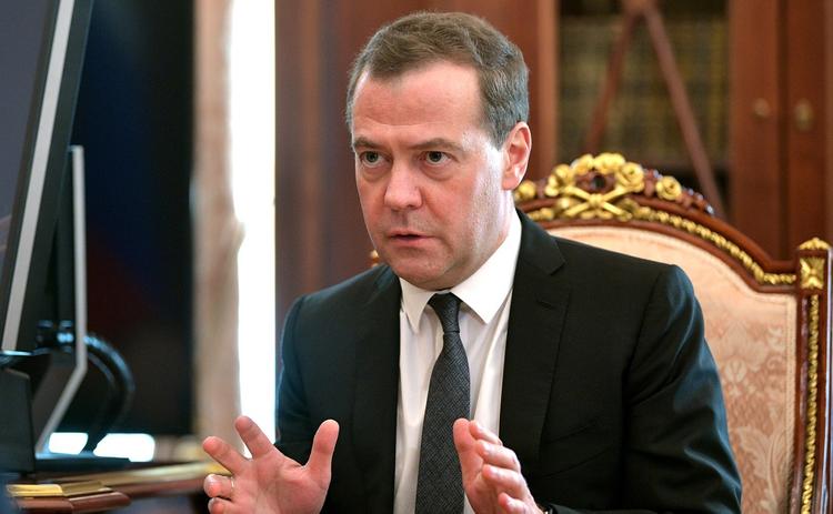 Медведев зовет Обаму посмотреть на «порванную в клочья» экономику России
