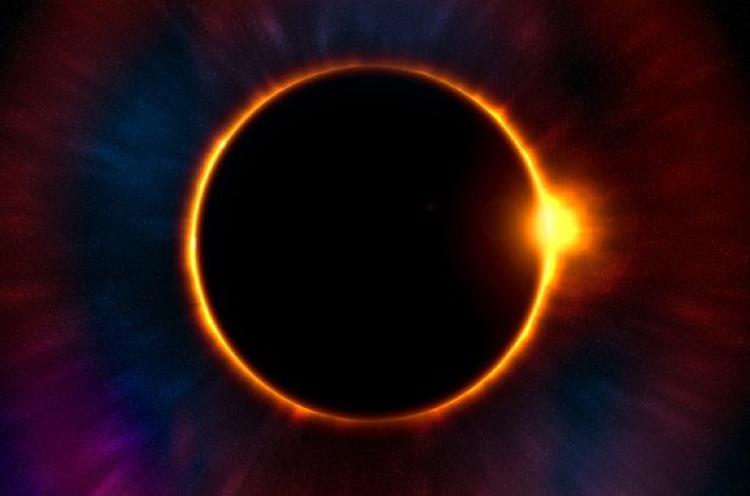 Уфологи разглядели возле Солнца НЛО в форме куба