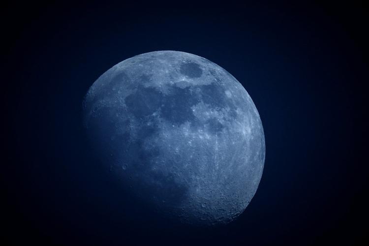 Странные объекты, пролетевшие мимо Луны, попали на видео