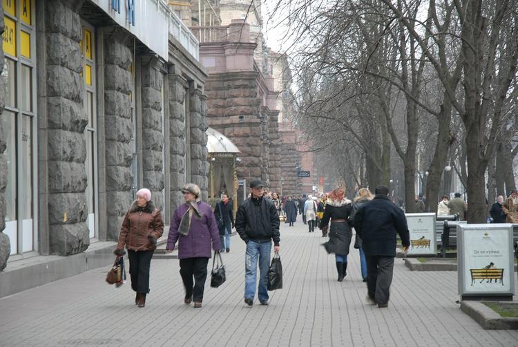 Крещатик ночью украсили красными флагами и транспарантами "Слава Октябрю"