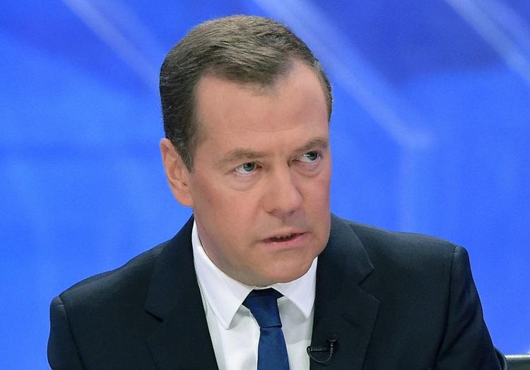 Граждане России получили поздравление с Праздником весны и труда от Медведева