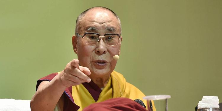 Далай-лама признался, что любит щекотать полицейских