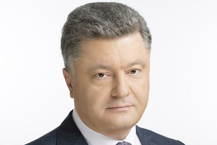 Киев победит в Донбассе не только военными средствами, заявил Порошенко