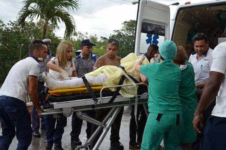Кубинский лидер навестил в больнице выживших в авиакатастрофе