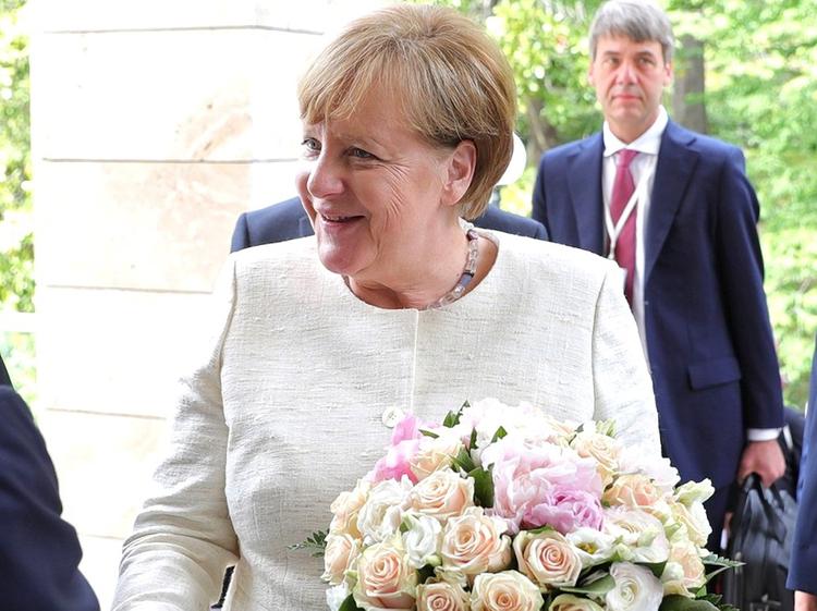 Немецкие СМИ расценили букет, подаренный Путиным Меркель, как оскорбление