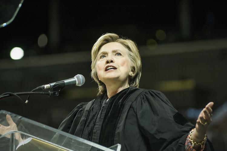 Политолог прокомментировал выступление Хиллари Клинтон в шапке-ушанке