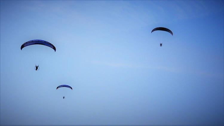 CК изучает видео прыжка, при котором погибли двое опытных парашютиста