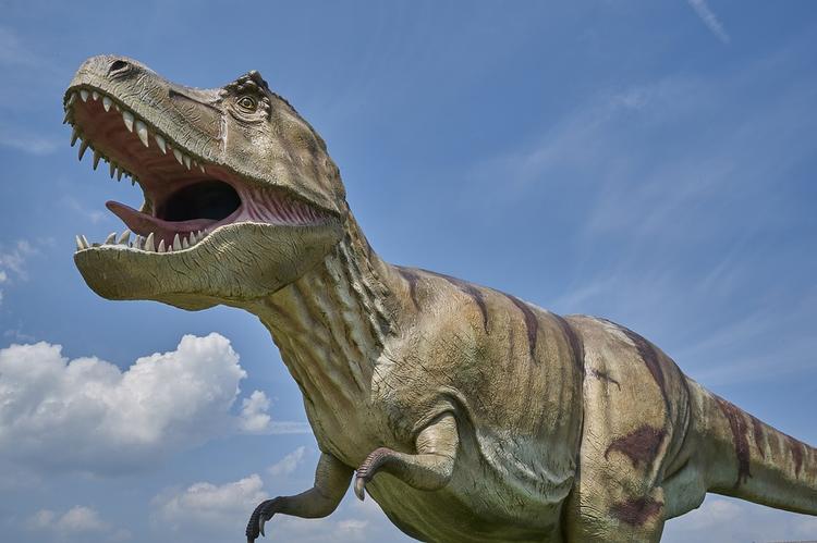 Плывущий по Темзе динозавр перепугал британцев