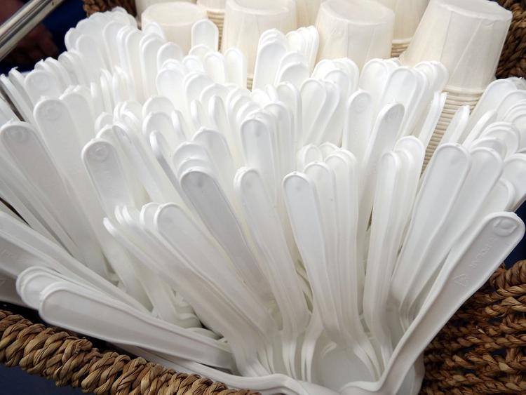 В Европе решили запретить пластиковую посуду