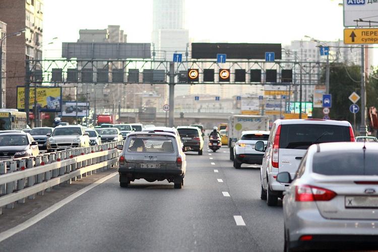 Автомобилистов просят отказаться сегодня от поездок по Москве