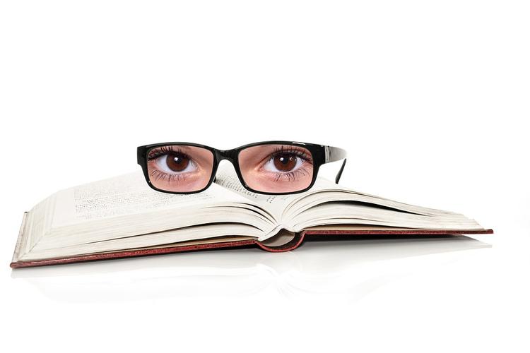 Ученые выявили: "очкарики" умнее людей с хорошим зрением