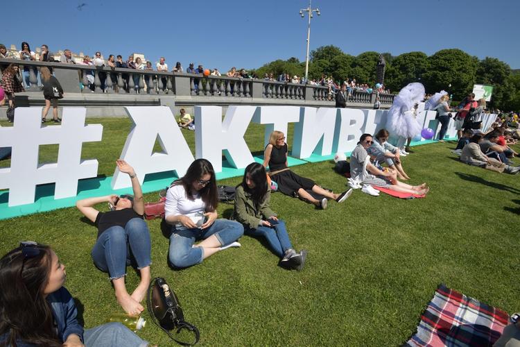 Летом в 33 московских парках появятся площадки для уличных артистов