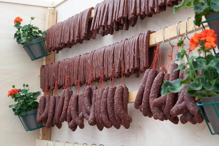 В России снизился спрос на колбасы и мясные деликатесы