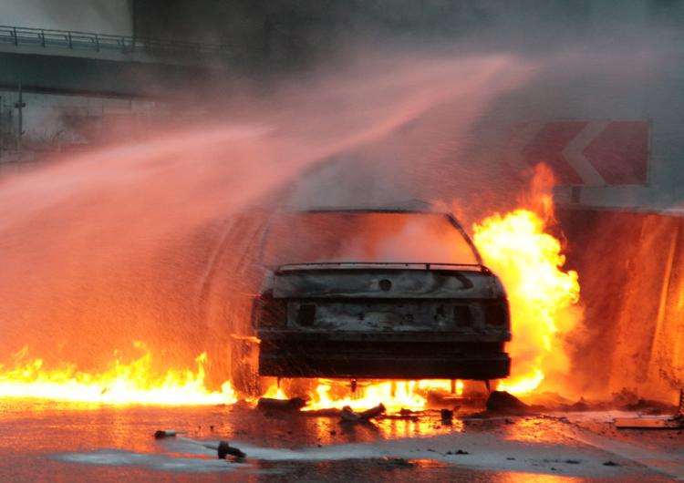 Водитель поливальной машины потушил в Москве горящий автомобиль