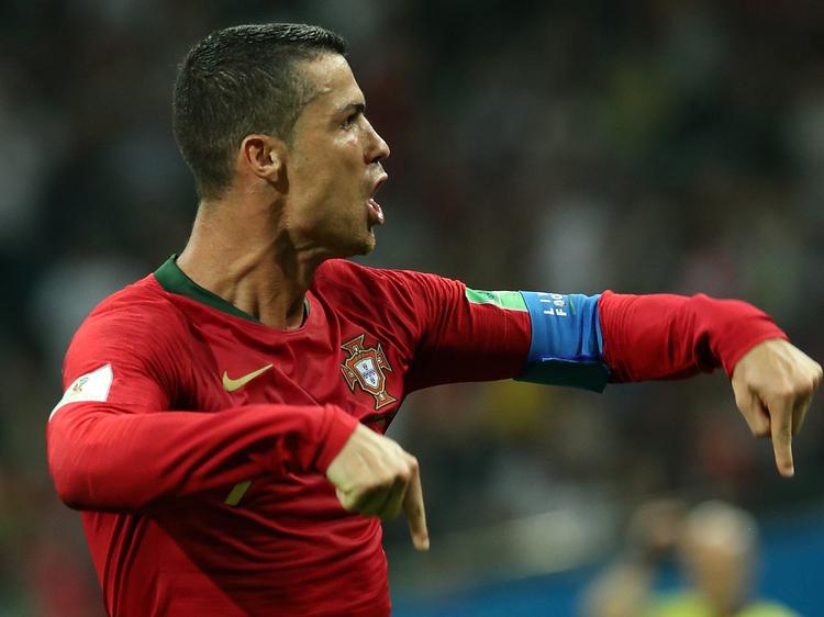 Футбольные фанаты обсуждают хет-трик Роналду на матче Португалии и Испании