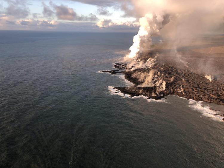 Пляжи Гавайев после извержения вулкана покрылись опасными золотыми "волосами"