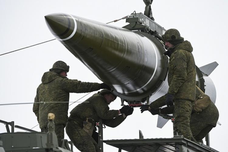 Минобороны показало пуск баллистической ракеты расчетом ОТРК «Искандер»
