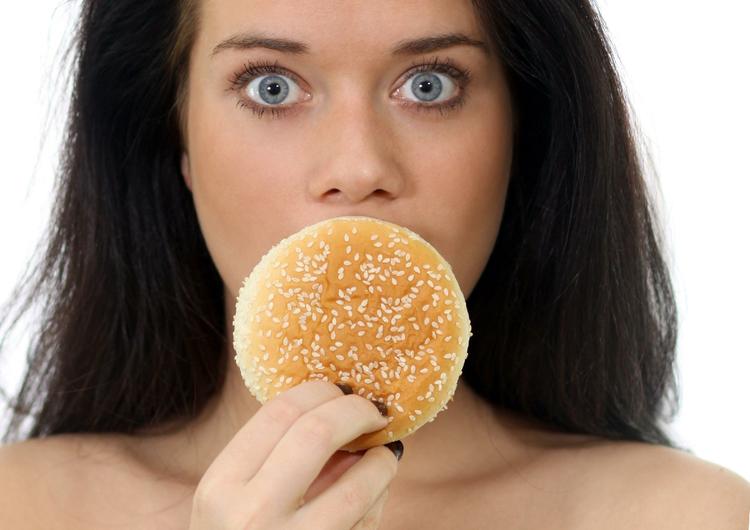 Из-за мозга человек ест больше жирной пищи