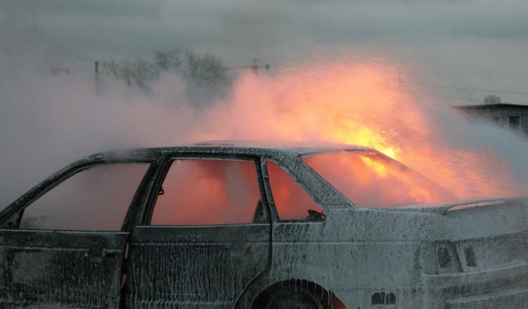 Минувшей ночью во дворе на юге Москвы сгорели несколько автомобилей
