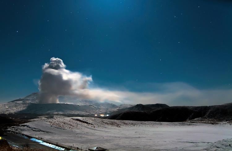 В Японии извергается вулкан, в котором находилось логово кинозлодея