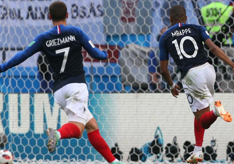 Франция -  Аргентина 4:3, французы первыми вышли  в ¼ финала