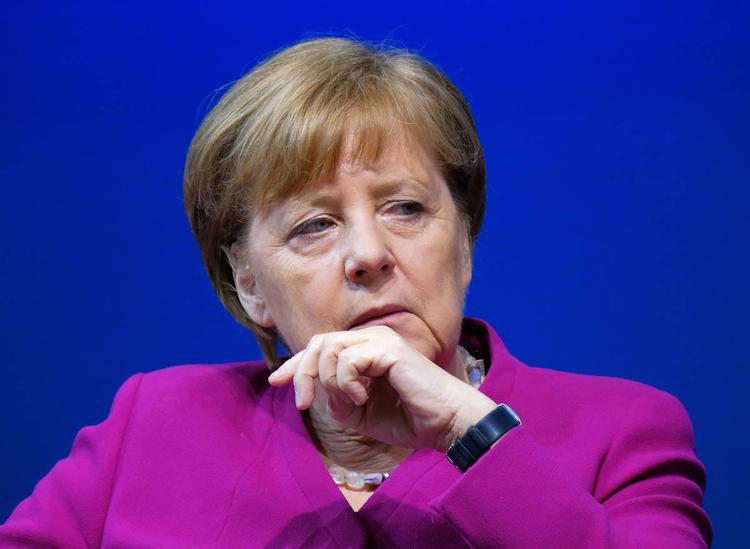 Футбол и беженцы добивают Меркель
