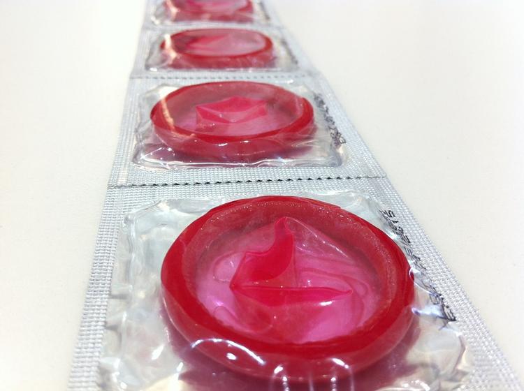Новость о продавщице, прокалывавшей презервативы иностранцам, оказалась фейком