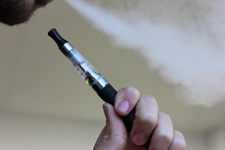 Ученые выяснили, что электронные сигареты вреднее обычных