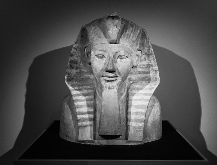Таинственный черный саркофаг поднимут на поверхность в Египте