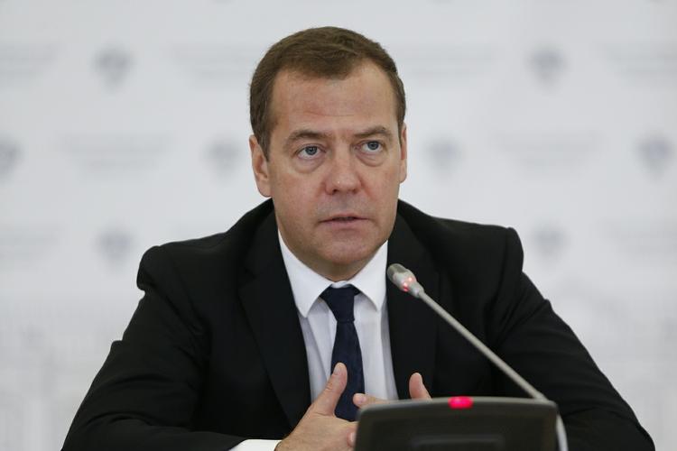 Медведев собрал кабмин в неформальной обстановке