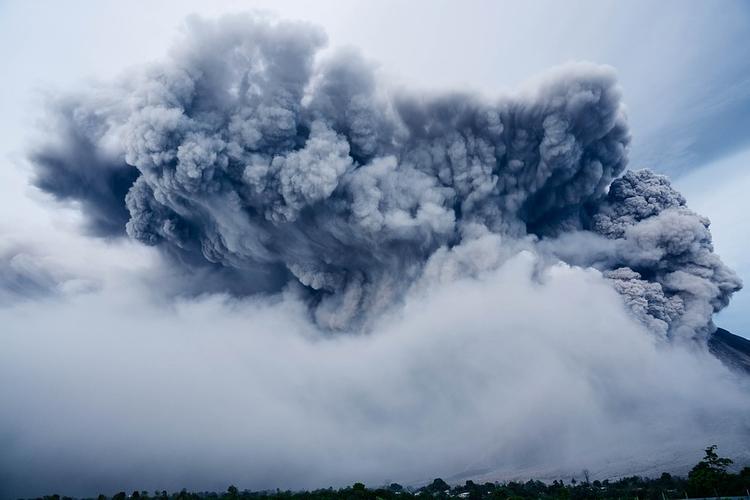 Вулкан Карымский на Камчатке выбросил столб пепла вверх на три километра