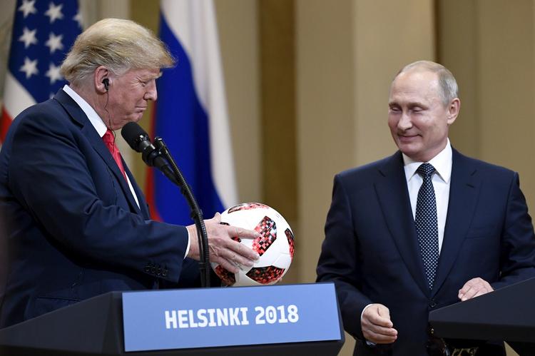 Служба безопасности Трампа "очень внимательно" проверила подаренный Путиным мяч