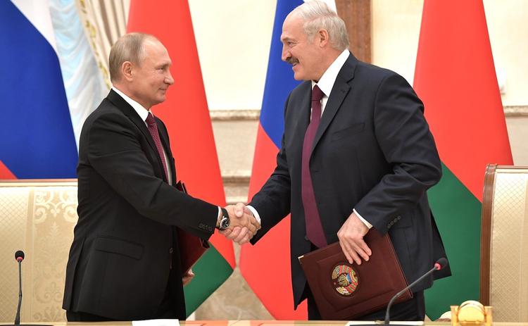 Путин обсудил вопросы работы ЕАЭС в телефонном разговоре с Лукашенко